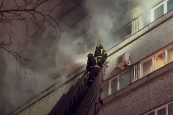 Двух человек спасли из горящего дома в Бирюлево 