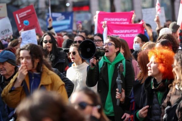 В Грузии проходит женский марш против закона об иноагентах