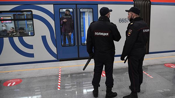В Москве подростка толкнули на рельсы в метро