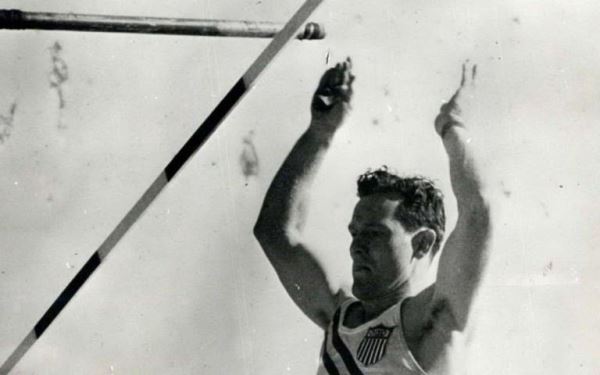 Умер единственный двукратный чемпион Олимпиады в прыжках с шестом 