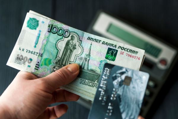 В Екатеринбурге мужчина нашел банковскую карту пенсионера и потратил 7 тыс. рублей 