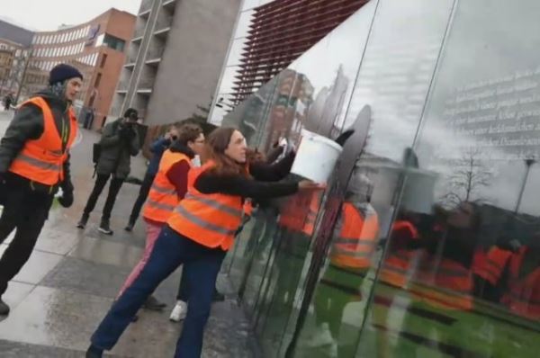 Экоактивисты облили стеклянную инсталляцию у здания Бундестага