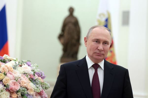 Политолог: Путин в галантной манере отметил, что роль женщины сложно переоценить 