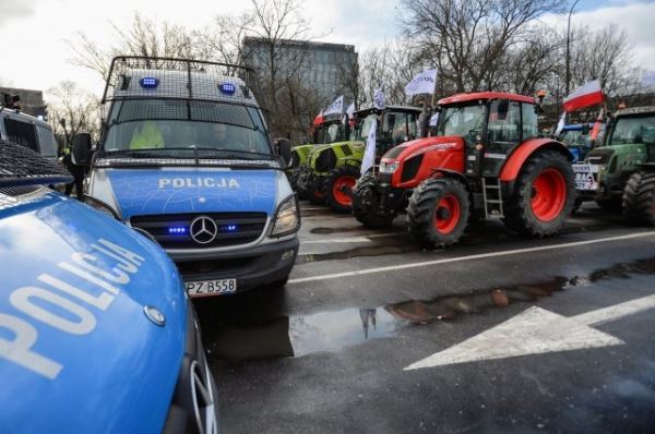 Польские фермеры перекрыли дорогу с Украины, протестуя против импорта зерна