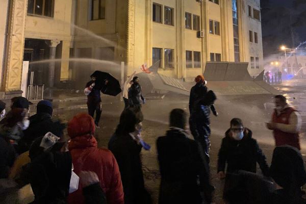 ТАСС: в Тбилиси начались столкновения протестующих со спецназом 