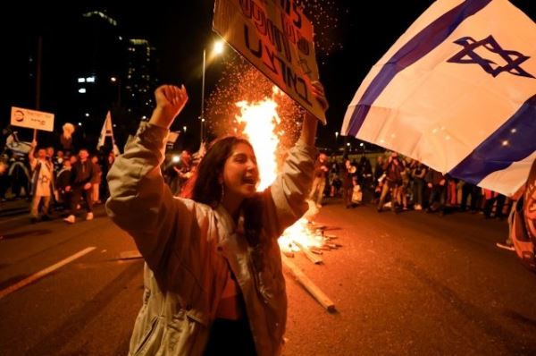 Жена Нетаньяху оказалась в гуще протестующих, поехав в парикмахерскую
